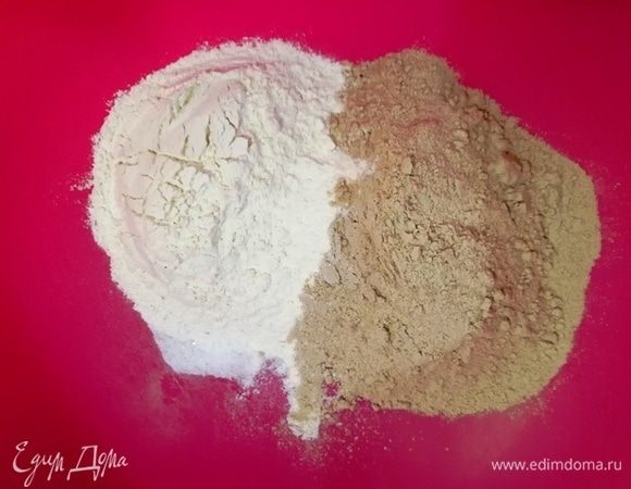 Подготовьте гречневую и пшеничную муку, добавьте соль.