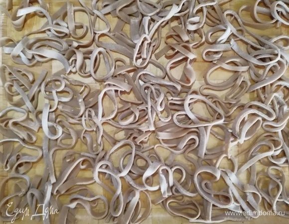 Выложите на поднос и оставьте подсыхать 30–40 минут. Лапшу я готовлю заранее и храню в холодильнике.