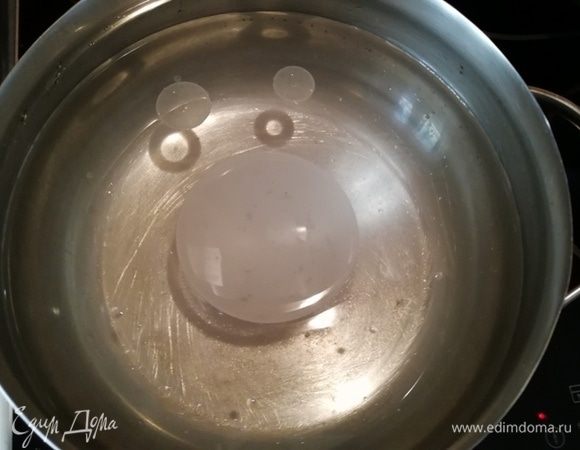 Вскипятите воду. Добавьте щепотку соли и 1 ст. л. оливкового масла. Опустите лапшу и варите после закипания 3 минуты.