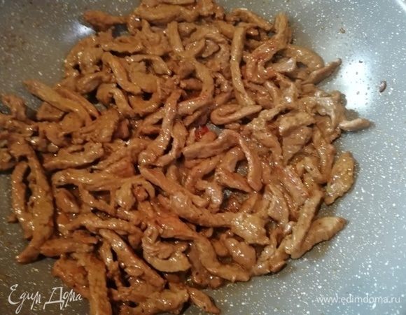 Обжаривайте говядину на максимальной мощности 4–5 минут.