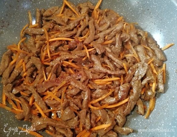 Добавьте морковь и перемешайте.