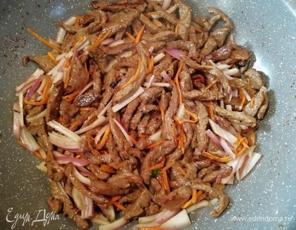 Добавьте лук.