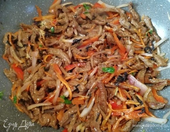 Добавьте чили, чеснок, базилик, петрушку и соевый соус. Обжаривайте 2–3 минуты.