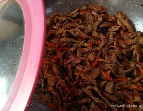 Снимите с плиты, накройте крышкой и оставьте говядину с овощами на 5 минут.