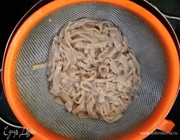 Выньте лапшу и дайте стечь жидкости.