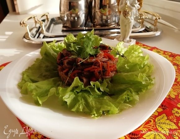 Через кулинарное кольцо выложите гречневую лапшу, затем говядину. Приятного аппетита, спортсмены!