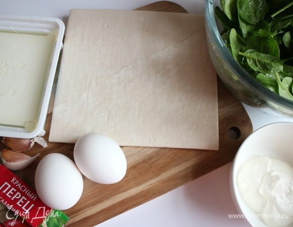 Вынуть заранее из холодильника тесто. Зелень помыть, откинуть на дуршлаг, просушить, промокнуть бумажным полотенцем.