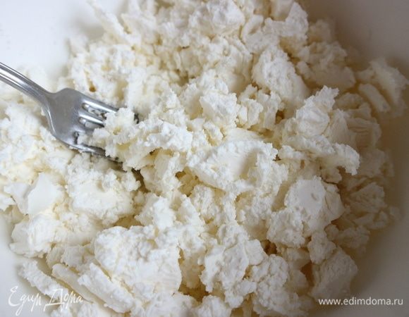 Брынзу размять вилкой в большой миске.