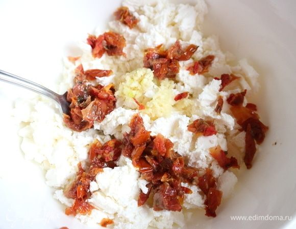 Добавить чеснок, вяленые томаты в масле.