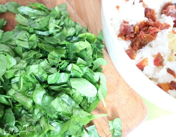 Шпинат нарезать. 10–12 листиков от общего количества не резать, так как их надо будет разместить целыми.