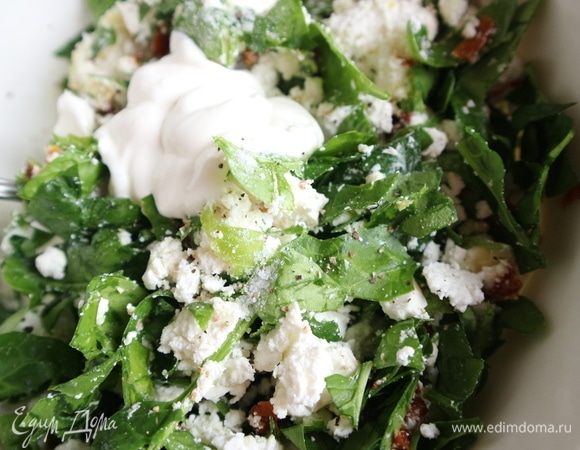 Добавить к брынзе нарезанный шпинат. Добавить сметану (30 г), посолить, если требуется —
 брынза может быть достаточно соленой. Поперчить. Перемешать. 