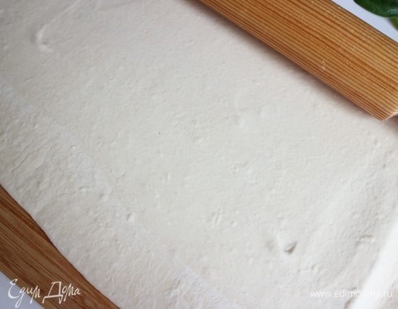 Тесто раскатать на посыпанной мукой рабочей поверхности. 
