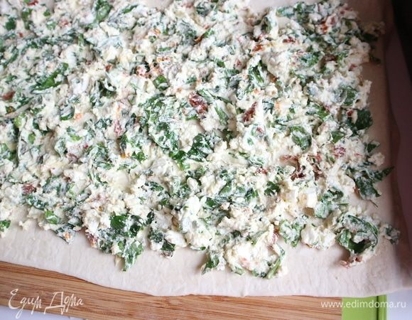 Выложить начинку таким образом, чтобы от краев пласта теста осталось небольшое расстояние 1 см.