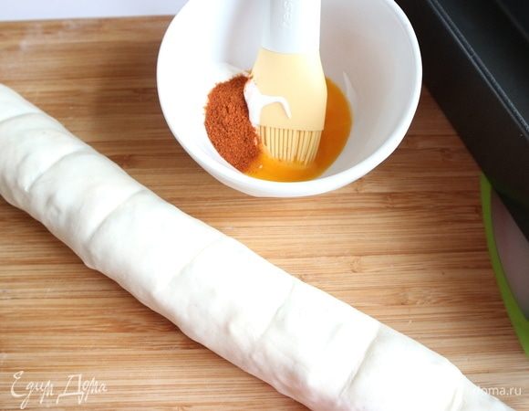 Смешать в небольшой миске оставшуюся сметану (25 г), молотую паприку и желток. 