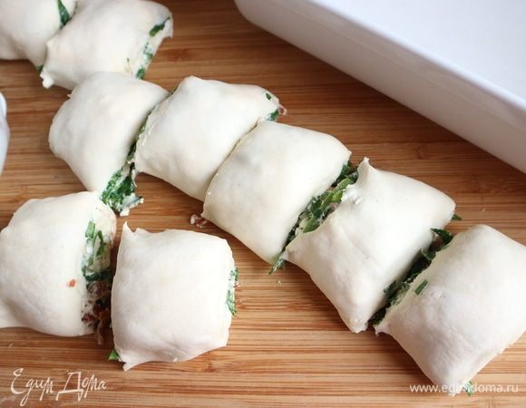 Разделить ножом на 10 равных частей, разрезав рулет поперек.