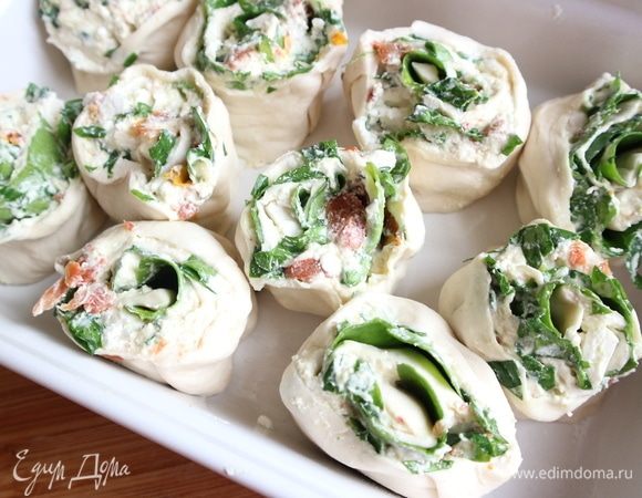 Поставить вертикально кусочки теста с начинкой в форму, слегка смазанную оливковым маслом. Эти кусочки рулета должны располагаться на некотором расстоянии один от другого.
