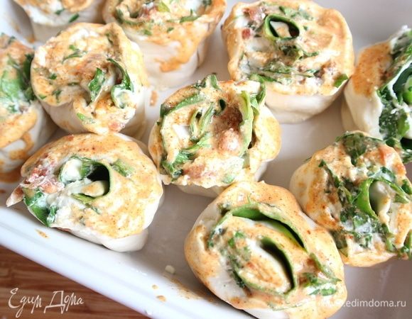 Смазать кисточкой смесью сметаны, порошка сладкой паприки, желтка. Температуру в духовке увеличить до 200°С. Отправить в духовку на 30 минут. Рулеты должны зарумяниться.