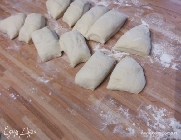 Выложить тесто на припыленную мукой поверхность, разделить на 12 частей, накрыть и оставить на 10 минут в покое. Я обратила внимание, что уже в течение этих 10 минут тесто начало подходить и выбрасывать пузыри, это придало мне смелости, и я продолжила работу. 