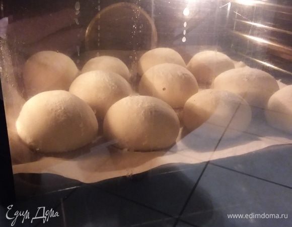 Выпекать в заранее разогретой до 230°С духовке 15–17 минут. Так выглядели булки через 5 минут, как попали в духовку. 