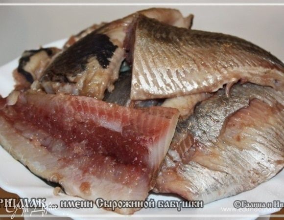 После того, как селедку почистили, выбрали все косточки (это надо сделать действительно тщательно), получилось без малого полкило. Но выглядит уже, скажу я вам (можете не соглашаться) очень аппетитно.
Замечу. Селедка оказалась действительно малосоленая. Если вдруг окажется, что соленость будет ощущаться заметно, то действительно стоит вымочить ее в молоке или чае. Это кому что больше нравится.