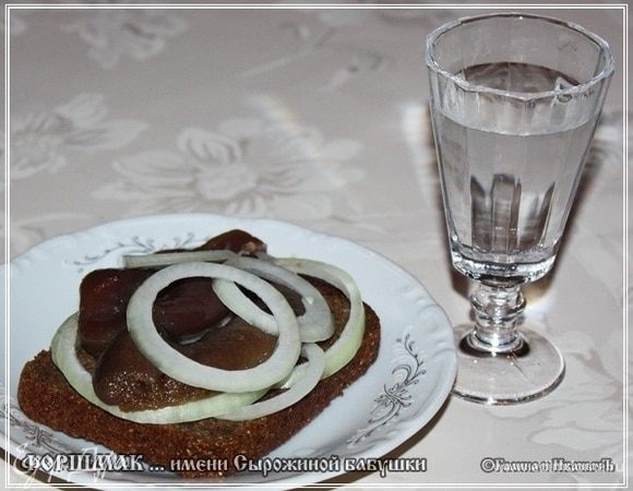 Икра была мягкая, т.е. селедка уже, что называется, полежала. До ржавчины ей, конечно, далеко, но, конечно, лучше бы было, чтобы икра была твердая и хрустящая. Хотя, я вас уверяю, на кусочке бородинского с колечком лука очень она оказалась уместной в совокупности с лафитничком наполненным цамогончиком. Чесслово.