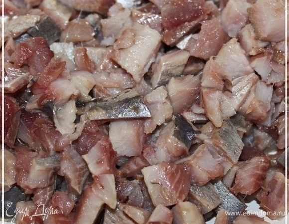 А потом селедку надо мелко нарезать. Вот такими кусочками будет в самый раз.