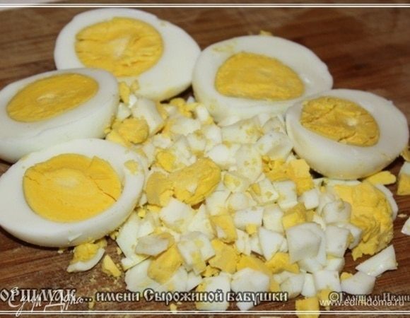 На такое количество сельди я взял четыре яйца. Пришлось, правда, договариваться в курятнике, но таки удалось. Сварить их надо, конечно, вкрутую и тоже мелко порубить.