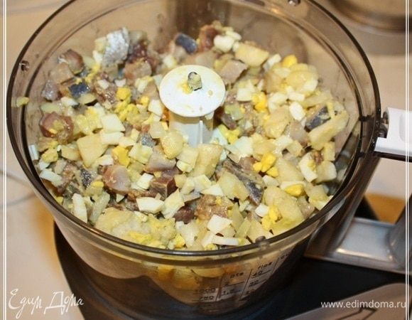 Потом все перемешиваем и складываем в чашу блендера.
Конечно, строго говоря, все продукты надо было рубить очень мелко. В труху и мелкий-мелкий порошок. А потом уже сбивать. Опять-таки руками, т.е. венчиком. Чтобы получилось нежно и воздушно.
