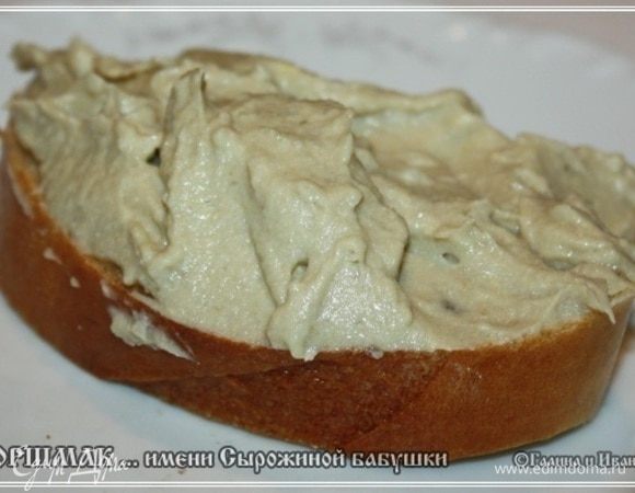 А потом, нет, можно и на черный намазывать, но я же пишу о форшмаке имени Сырожиной бабушки, поэтому, увы, французской булки не нашлось, пришлось довольствоваться обычным батоном.
Ангела вам за трапезой!

Я масло добавил в блендер, потому что мне лень было, а вернее, просто невтерпеж, ждать, пока масло станет действительно мягким, чтобы его, как это делала (вот это я запомнил хорошо) Сырожина бабушка, смешать с уже готовым, взбитым форшмаком. Но получилось, как мне кажется, нисколько не хуже.