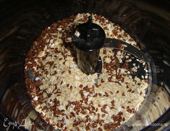 Овсяные хлопья и семена льна измельчить в блендере. 