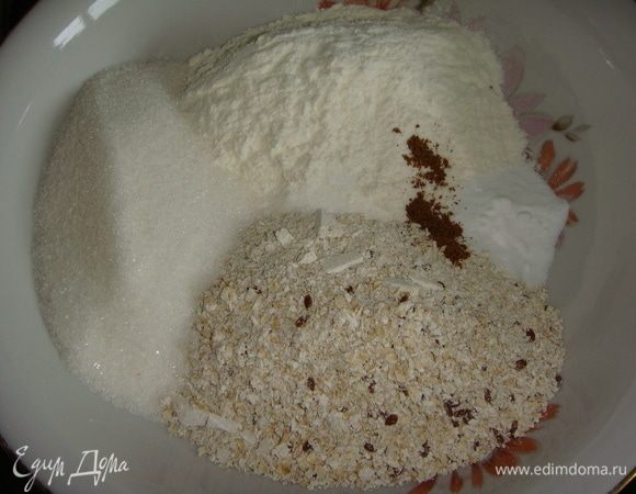 В миске соединить все сухие ингредиенты и перемешать их венчиком.