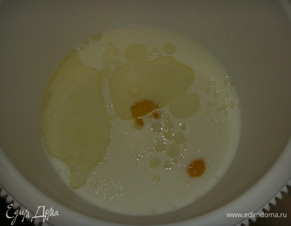 Белки отделить от желтков. Желтки, кефир и подсолнечное масло взбить миксером до образования пены.