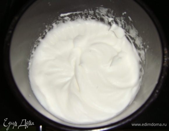 Белки взбить со щепоткой соли до устойчивых пиков.