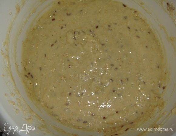 Мучную смесь соединить с жидкой и хорошо перемешать.