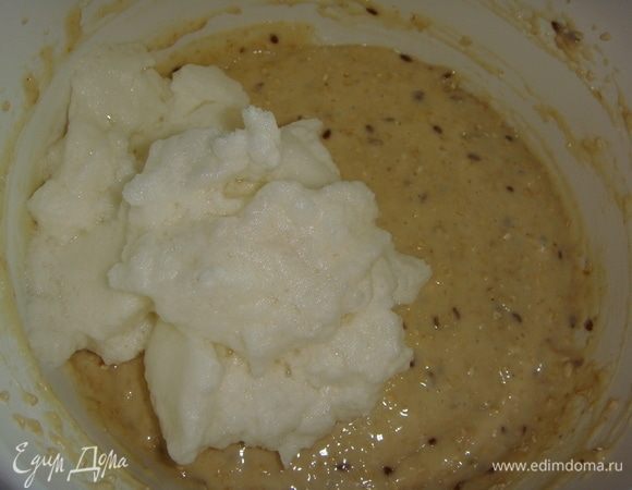 Добавить взбитые белки, аккуратно перемешать и оставить на 15 минут.