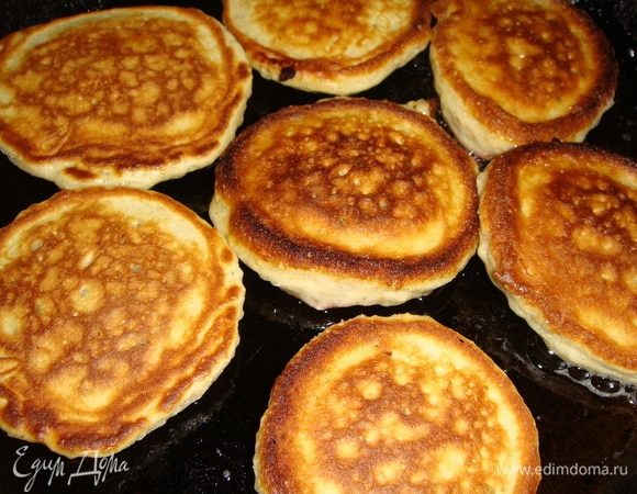 Жарить оладушки с двух сторон под закрытой крышкой до золотистого цвета. Для сметанного соуса взбить миксером сметану с сахарной пудрой в течение 5-ти минут, добавить малину и аккуратно перемешать.