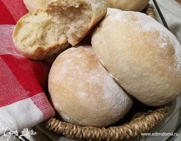 Булками я осталась очень довольна. Они пышные, мелкопористые, душистые, с тонкой,  нежной, хрустящей, светлой корочкой. К сожалению, не могу сейчас передать всю прелесть булочек на фотографиях (главная, в том числе, неудовлетворительная). 