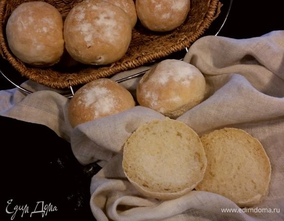 На следующий день булки, хоть и лежали вне хлебницы, остались мягкими, а разлом фотографировали вообще только на третий день)) 