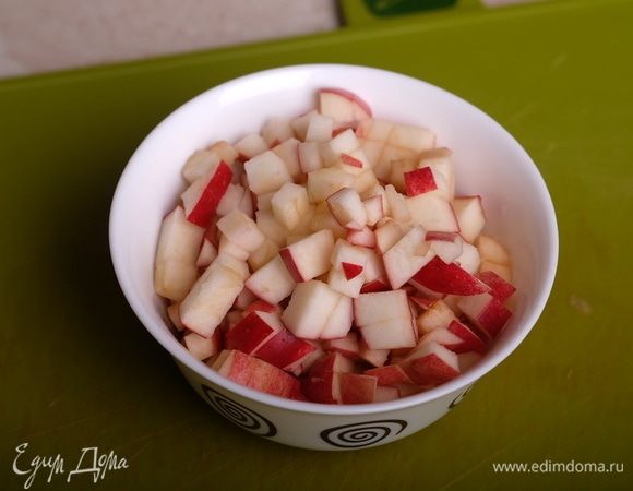 Яблоко нарезать мелким кубиком.
