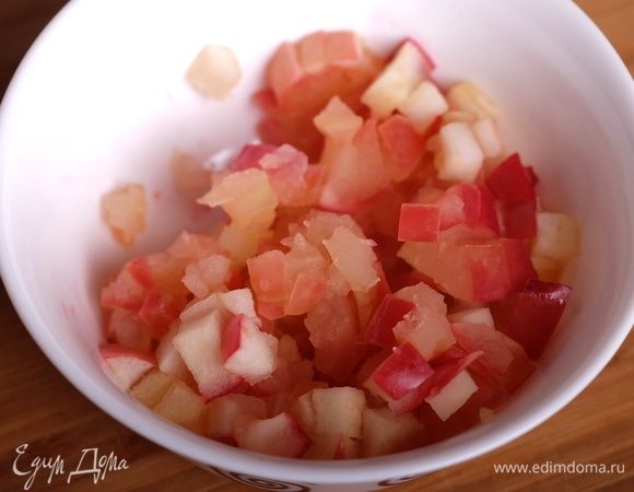 Добавить 2 ст. л. воды и приготовить в микроволновке до мягкости (примерно 3–5 минут на максимальной мощности).