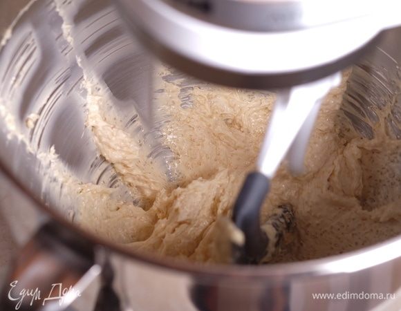 В чаше миксером взбить сливочное масло комнатной температуры с сахаром.