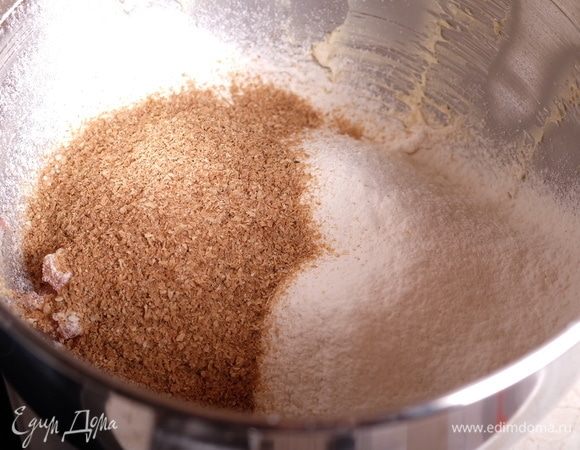 Добавить просеянную муку, отруби, кунжут, корицу, разрыхлитель и яблочное пюре.