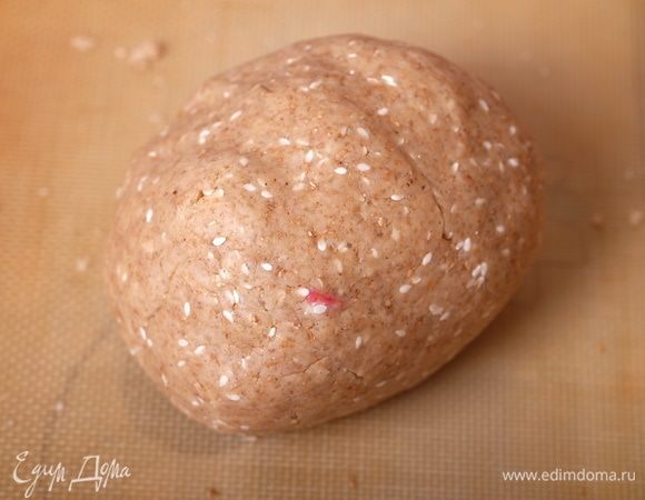 Выложить крошку из теста на силиконовый коврик и уже руками сформировать из теста шар.