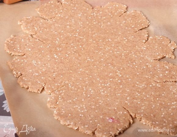 Раскатать тесто между двумя листами пергамента до толщины 3–5 мм, поместить пласт теста в холодильник минимум на 30 минут.