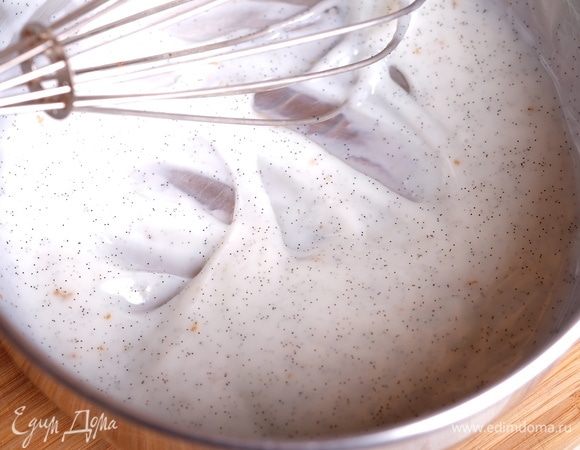 Пока тесто охлаждается, приготовим творожный крем. Стручок ванили разрезать пополам, вынуть семена. Смешать вместе молоко, сахар, крахмал и семена ванили, поставить на средний огонь и, непрерывно помешивая венчиком, довести смесь до загустения. Остудить.