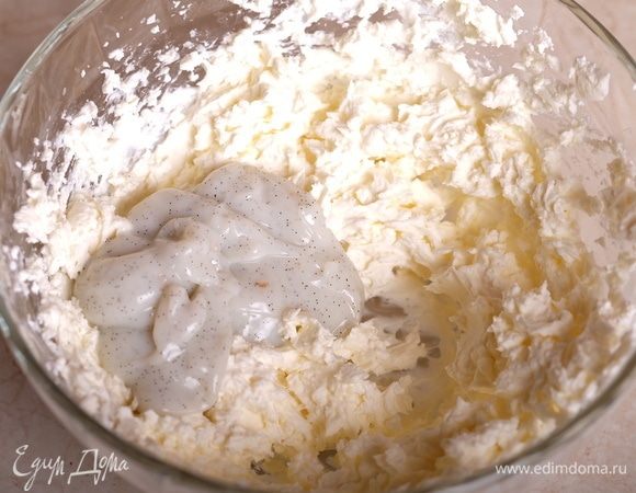 Взбить творожный сыр с сахарной пудрой, добавить остывшую заварную часть.