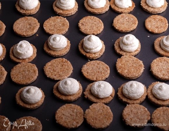 На каждую половинку отсадить из кондитерского мешка с круглой насадкой творожный крем.