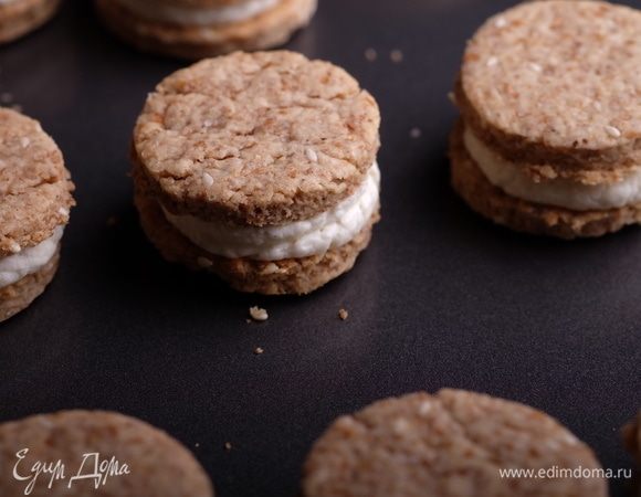 Накрыть второй половинкой, чтобы получился сэндвич.
