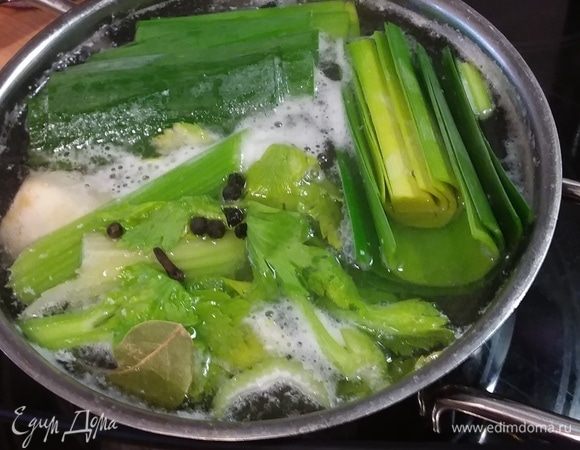 Сварить бульон. Овощи для бульона могут быть на ваш вкус. Грудка при варке выделяет много пены, не забывайте своевременно ее удалять. Нам понадобится 2 литра бульона.