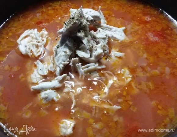 Добавить куриное мясо, посолить и поперчить по вкусу. 